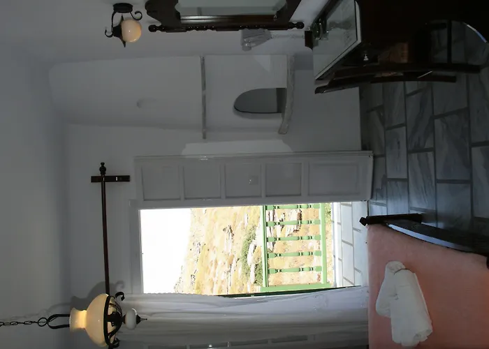 Adonis & Hotel Naousa (Paros)