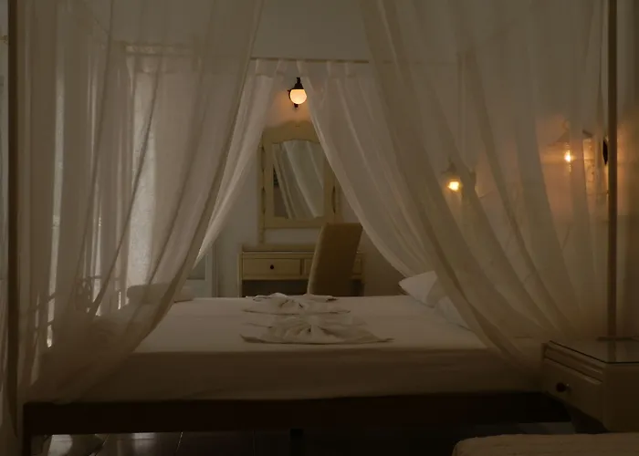 Adonis & Hotel Naousa (Paros)