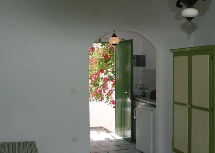 Adonis & 3* Naousa (Paros)