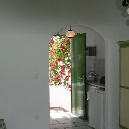 Adonis & 3* Νάουσα