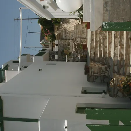 Adonis & Ξενοδοχείο Νάουσα